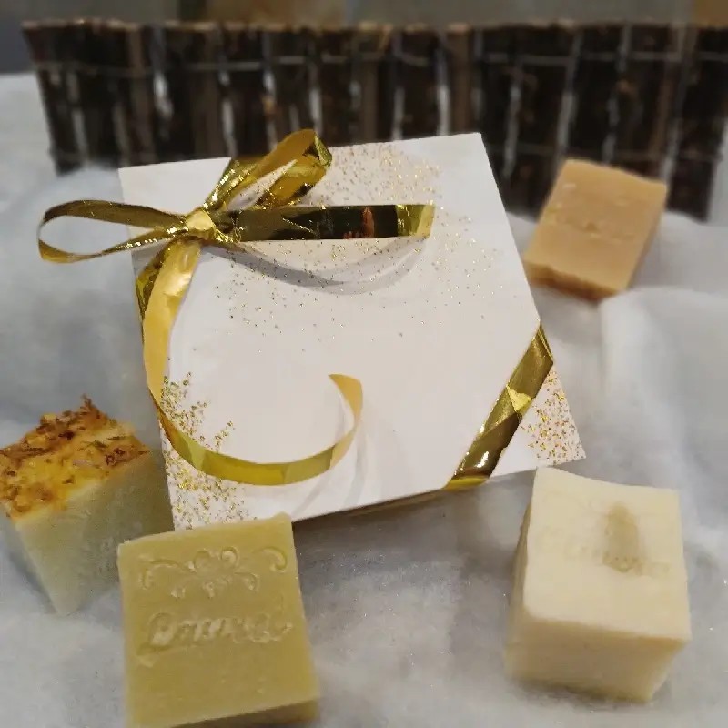Coffret cadeau de savons MON DOUX NOËL entouré de ses savons
