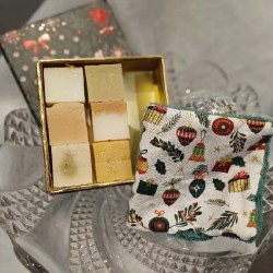 Coffret cadeau de savons BULLES D'HIVER - Vue coffret ouvert - Lingette hors du coffret