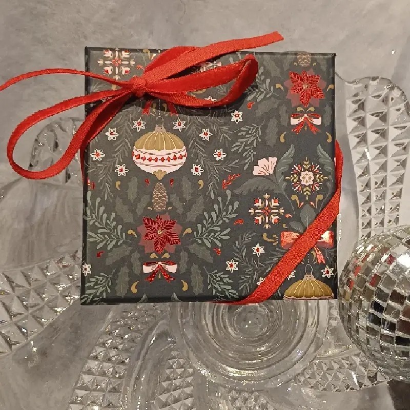 Coffret cadeau de savons BULLES D'HIVER - Vue coffret fermé par son nœud rouge