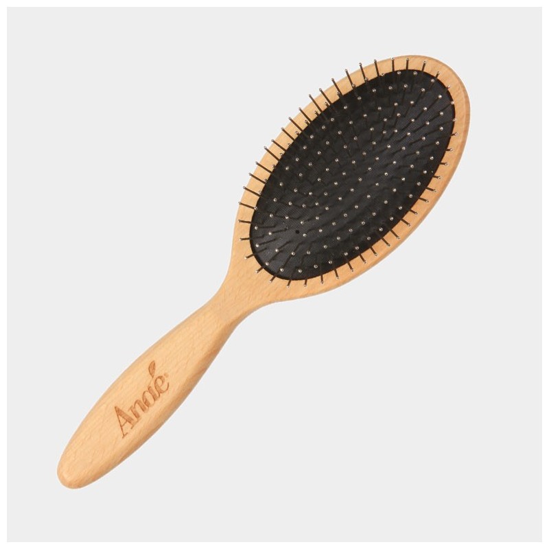 Cette brosse à cheveux Anaé® en bois de hêtre et picots d'acier, est conçue pour les cheveux longs et fins.