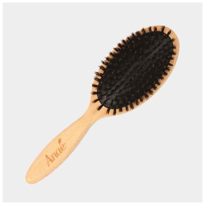 Cette brosse à cheveux Anaé® en poils de sanglier brosse énergiquement les cheveux. 
Conseillée pour les cheveux longs et épais.