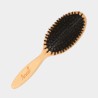 Cette brosse à cheveux Anaé® en poils de sanglier brosse énergiquement les cheveux. 
Conseillée pour les cheveux longs et épais.