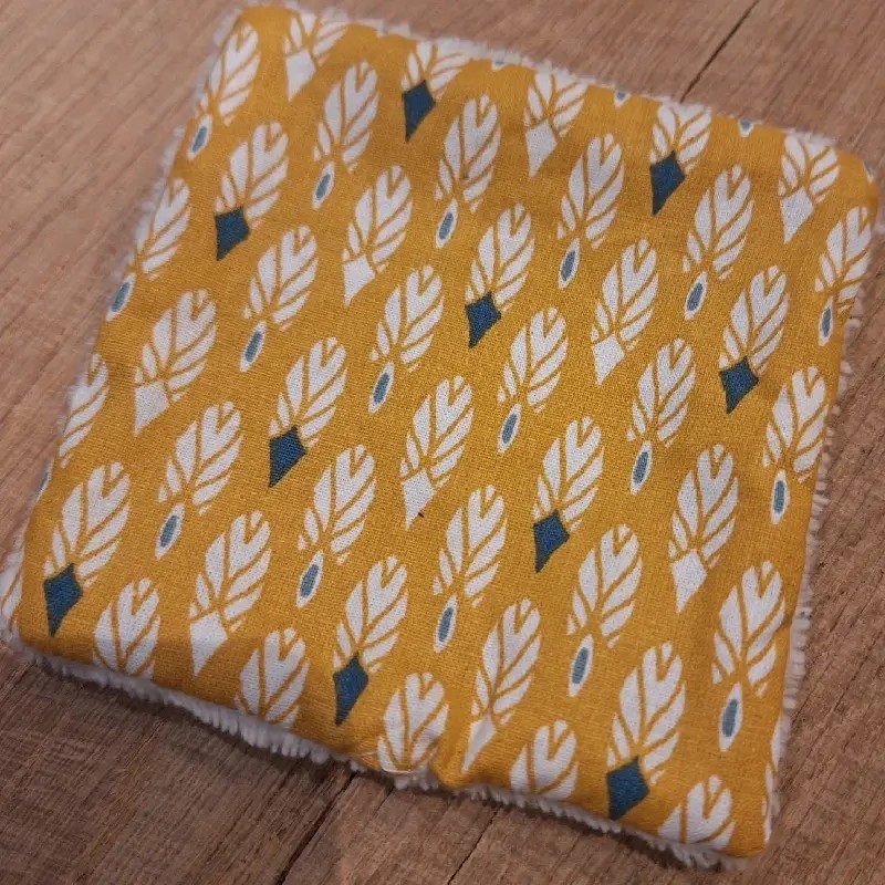 Lingette lavable coton et bambou - Imprimé Plumes Moutarde