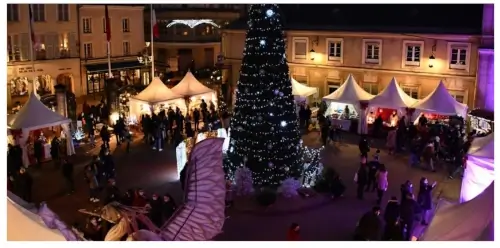 Vue de la cour de l'Hôtel de Ville de Melun pour le Marché de Noël 2024