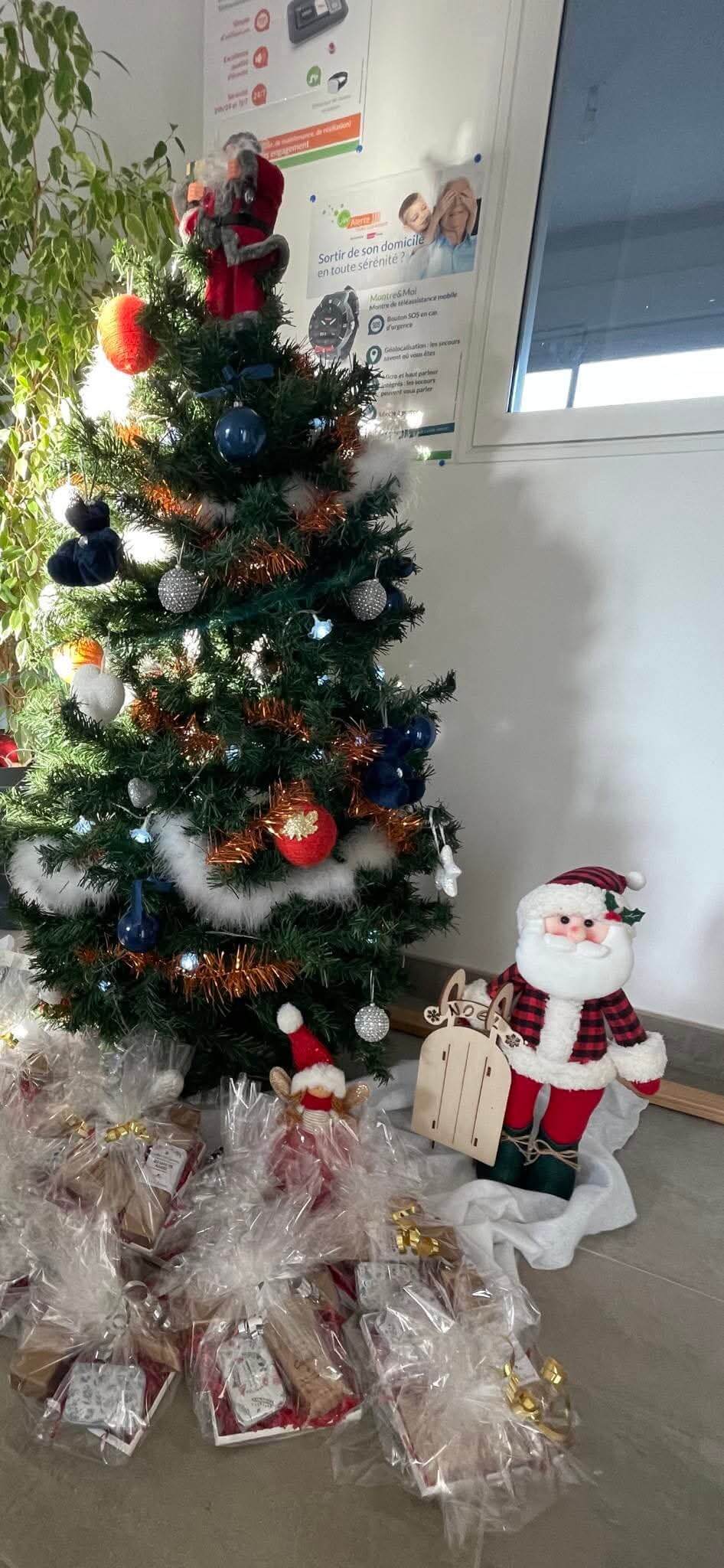Cadeaux pour les salarièes au pied du sapin d'Age d'Or Services Chauny