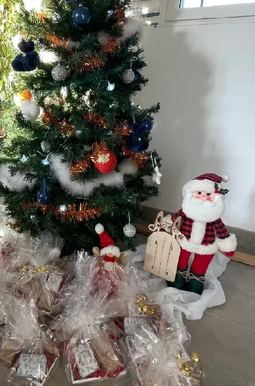Coffret cadeau pour le personnel d'Age d'Or Services Chauny au pied du sapin